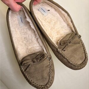 Dark olive green women’s old navy moccasin slippers with faux fur lining